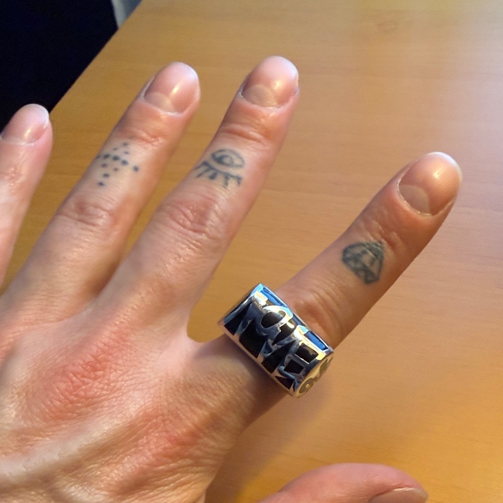 Graffiti Style Bold Two-Tone LOVE - Black & Silver Ring size 9 - Picture 6 of 6